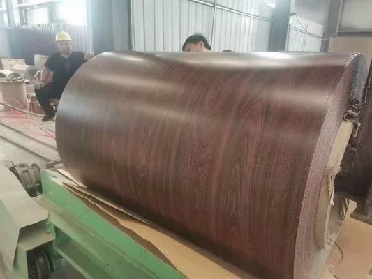 Material de construcción SGCC bobina de acero prepintada personalizada con patrón de madera 0,12-1,5 mm Rollos de techo de metal PE / HDP